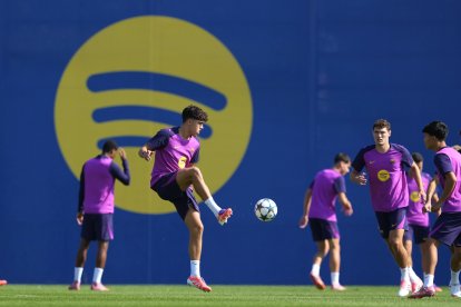 GRAFCAT2512. SANT JOAN DESPÍ (BARCELONA), 30/09/2025.- El jugador del FC Barcelona Pau Cubarsí durante el entrenamiento que el equipo azulgrana ha realizado este martes en la ciudad deportiva Joan Gamper para preparar el partido de Liga de Campeones que mañana disputarán ante el PSG en el Estadi Olímpic Lluis Companys. EFE/Alejandro García