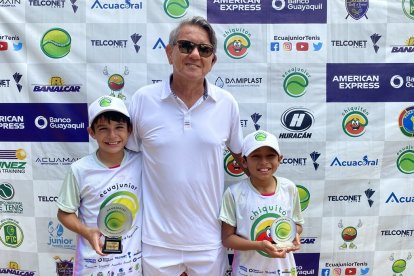 Leonardo Baquerizo, Jonhny Saldivias (c) y Carlos Bazán, en la premiación de 11 años unificado.