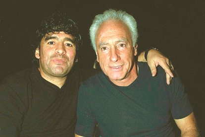 Diego Armando Maradona (i) y Guillermo Coppola.