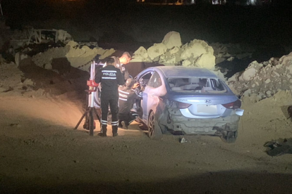 Agentes de Criminalística levantaron indicios balísticos junto al vehículo impactado, tras el ataque armado registrado en el sector rural de Samborondón.