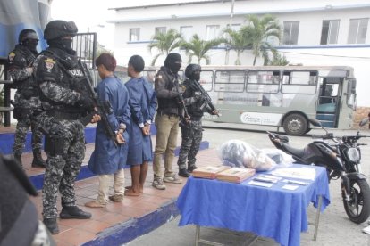 En poder de los sospechosos se encontró varios objetos.