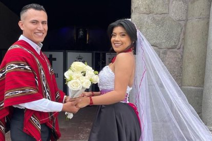 Meliza Yumisaca junto a su futuro esposo, preparándose para cumplir el Japitukuy.