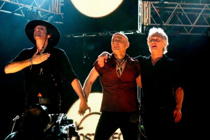 Los músicos juntos en una presentación, antes de la muerte de Cerati.