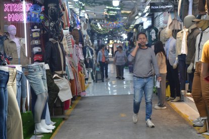 Comerciantes de la plaza de ropa sostienen que las ventas les han disminuido.