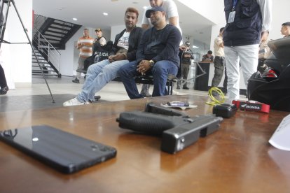 Los dos detenidos y las evidencias fueron presentados por la Policía.