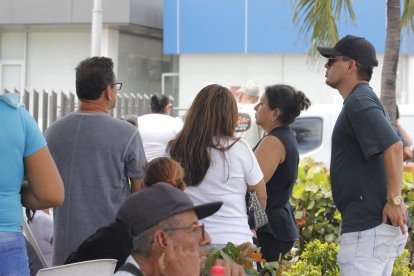 Familiares del fallecido acudieron a la morgue para retirar su cuerpo.