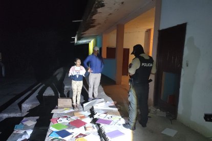 El ciudadano fue detenido en flagrancia tras causar destrozos en la escuela “Pedro Peralta Novillo”, generando alarma entre estudiantes y padres de familia del barrio Los Arrayanes, parroquia Lucero.