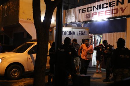 El personal de Medicina Legal llegó al sitio para realizar el levantamiento del cadáver.