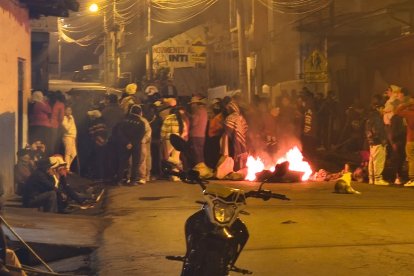 Manifestantes bloquearon la vía en el puente Santa Fe, en Guaranda, con llantas encendidas.