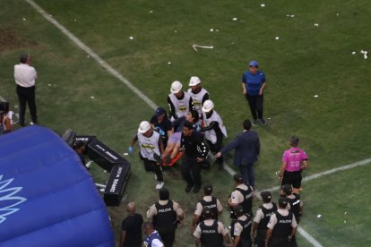 Durante el Clásico del Astillero hubo fanáticos asistidos por equipos de emergencia.