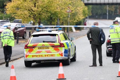 La zona permanece acordonada por la Policía mientras se investiga el ataque a la comunidad judía.