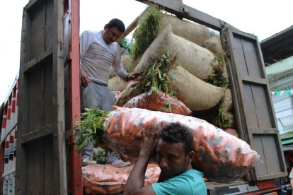 Un comerciante descarga un saco de zanahoria en el mercado central de Quinindé, en la provincia de Esmeraldas.