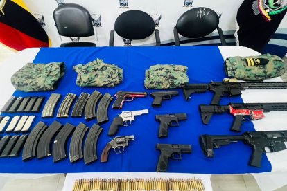 En el procedimiento se encontraron armas, municiones y prendas de tipo militar.