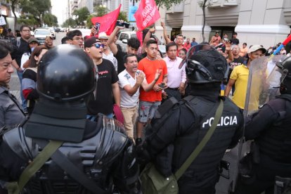 Policías con equipos antimotines evitaron que los protestantes avancen en la marcha.