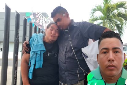 Ruth, abrazada a su único hijo que sigue vivo, de 19 años, llegó a la morgue para retirar el cuerpo de su primogénito.