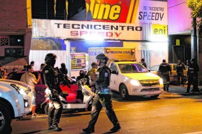 El cuerpo de Jorge Cárdenas quedó dentro de su local.