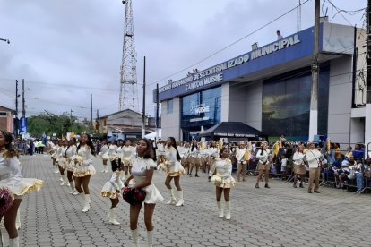 La mañana de este viernes 3 de octubre se realizó el desfile cívico que recorrió las principales calles de Muisne.
