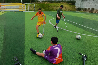 Junto a compañeros con similar condición demuestra su pasión.