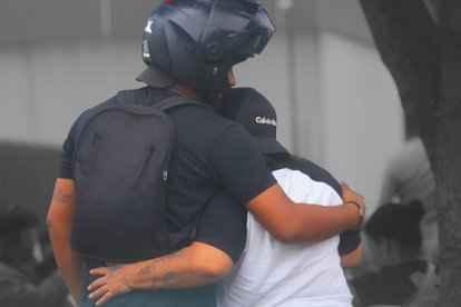 Los familiares acongojados esperaban los restos afuera del laboratorio de Criminalística, la mañana de ayer.