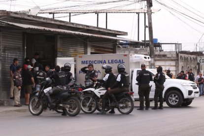 El sitio donde ocurrió el crimen estaba custodiado por policías.