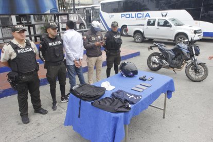 Un menor de edad fue detenido con un arma de fuego y una motocicleta robada.