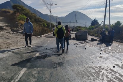 Un grupo de manifestantes se tomó la vía Mitad del Mundo- Río Blanco.
