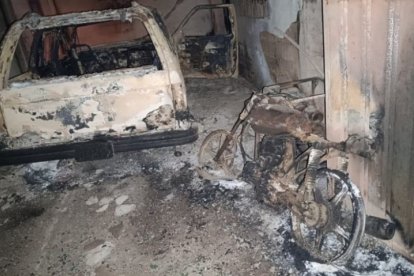 En la vivienda donde se cometió el triple crimen también quemaron una motocicleta y un vehículo.