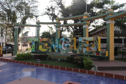 Esta es la entrada a Tenguel. Frente a este monumento se ubica una fuente que, al momento de la visita de este equipo, se encontraba sucia.