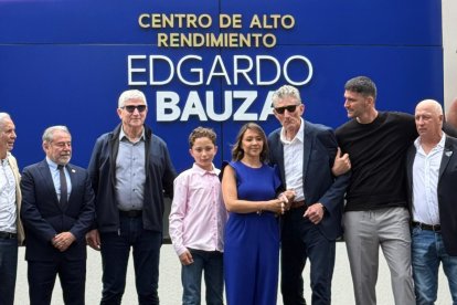 Edgardo Bauza (c) junto a su esposa Maritza Gallardo y sus hijos Nicolás y Maximiliano en el evento en su honor de parte de Liga de Quito.