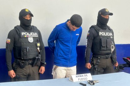 El hombre detenido con arma de fuego en el centro de Guayaquil.