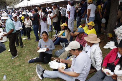 Quienes apoyaban a Daniel Noboa, en el parque El Arbolito, recibieron seco de chancho.