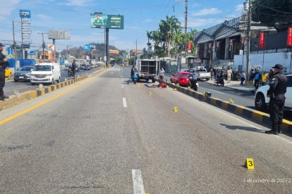 El cuerpo del motorizado quedó sobre la calzada.