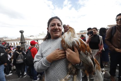 Karina Suárez, junto a su gallo Pucho, ha asistido cuatro años consecutivos a este evento.