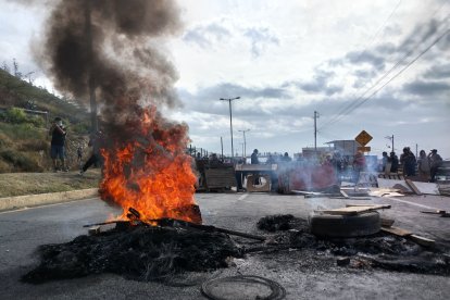 En la zona se quemaron llantas, ahora está despejada.