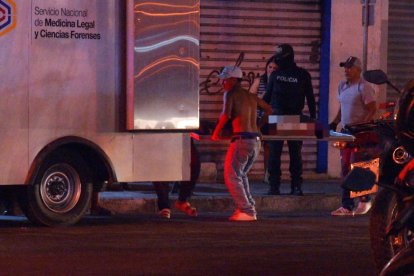 Personal de Criminalística llegó al lugar para investigar el asesinato.