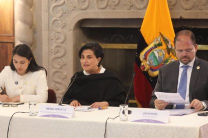 La canciller Gabriela Sommerfeld, junto a los ministros John Reimberg y Sariha Moya, durante el encuentro con el cuerpo diplomático.