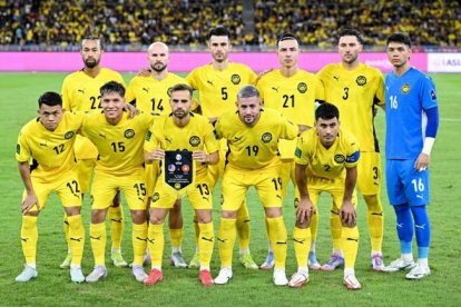 Jugadores de la selección de Malasia con documentos falsificados presentes en un partido.
