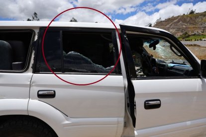 Uno de los vehículos de la caravana presidencial de Daniel Noboa fue atacado este 7 de octubre de 2025.