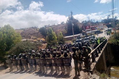Militares hacen presencia en el sector El Tambo tras atentado contra la caravana presidencial de Daniel Noboa este 7 de octubre de 2025.