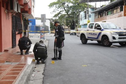 Agentes policiales recabaron indicios en el sitio del ataque.