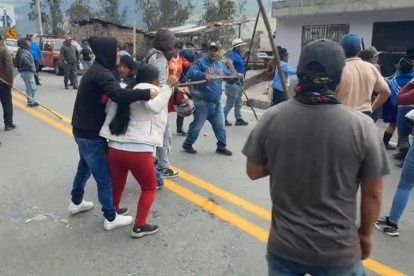 Tensión en la entrada del cantón Chunchi por el paro nacional en Ecuador.