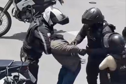 El momento en que uno de los detenidos fue llevado a la Comandancia de Cuenca.