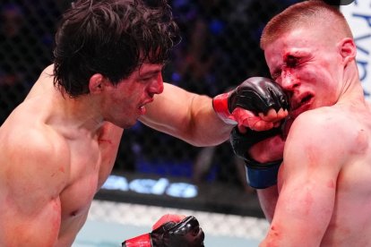 El ecuatoriano Adrián Luna Martinetti mientras sometía al ruso Mark Vologdin.