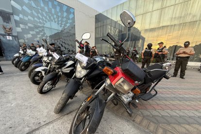 Entre las evidencias constan armas, drogas y prendas militares. También vehículos.