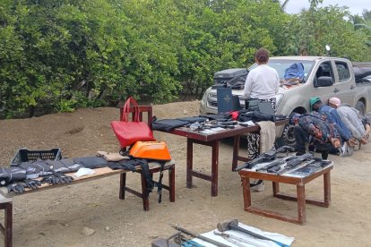 Un total de siete personas fueron aprehendidas con uniformes similares a policías, armas y otros indicios