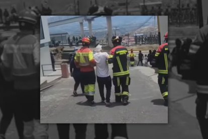 Según reportes comunitarios hubo dos heridos tras los altercados.