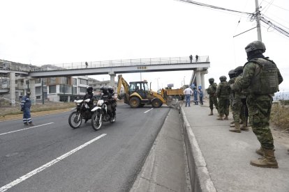 La fuerza pública dispersó a los manifestantes de San Miguel del Común, norte de Quito, tras un intento de cerrar la Panamericana Norte.
