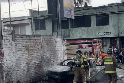 Así terminó el carro luego de haber sido incendiado. Los bomberos apagaron las llamas.