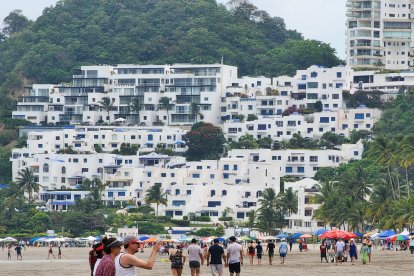 Entre incertidumbre y expectativas se inició el feriado en las playas de Esmeraldas.
