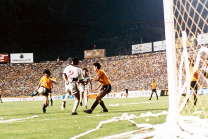 El delantero argentino Marcelo Trobbiani (i) marcó el único gol de Barcelona en las finales ante Olimpia.